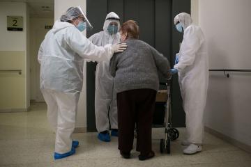 A report denounces discrimination against the elderly in the pandemic